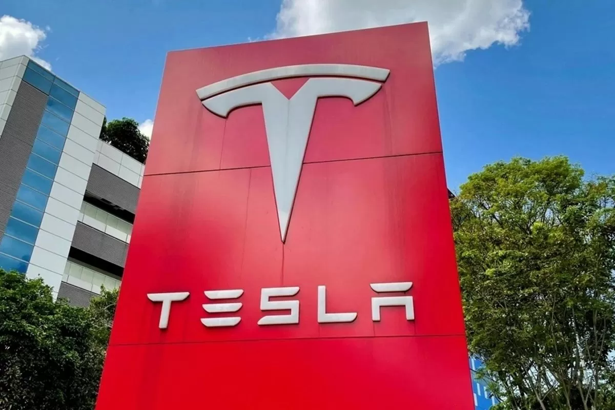 ‘I Cannot Get Out’: Lawsuit Says Tesla Driver Died Trapped In Burning Car After Door Handle Failure